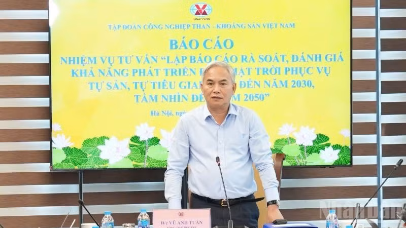 Tổng Giám đốc Tập đoàn Công nghiệp Than-Khoáng sản Việt Nam (TKV) Vũ Anh Tuấn làm việc, nghe báo cáo về phát triển điện mặt trời phục vụ tự sản, tự tiêu trong Tập đoàn.