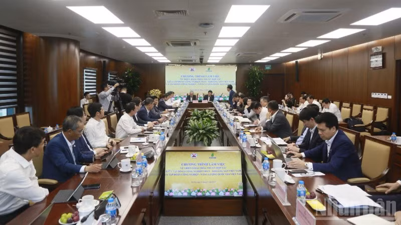Lãnh đạo hai Tập đoàn Công nghiệp Than-Khoáng sản Việt Nam (TKV) và Công nghiệp-Năng lượng quốc gia Việt Nam (PVN) rà soát tiến độ triển khai thỏa thuận hợp tác và định hướng phối hợp trong lĩnh vực công nghiệp-năng lượng.