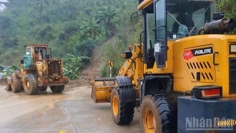 Khu Quản lý đường bộ III đã chỉ đạo lực lượng bảo trì đường Hồ Chí Minh tăng cường nhân lực, máy móc hót dọn các điểm sạt lở nhằm thông tuyến trong thời gian sớm nhất.