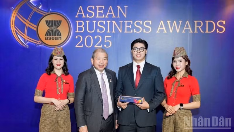 Ông Teo Siong Seng, Chủ tịch Hội đồng Tư vấn Kinh doanh ASEAN tại Singapore (thứ hai từ trái sang), chúc mừng và trao giải thưởng cho đại diện Vietjet.