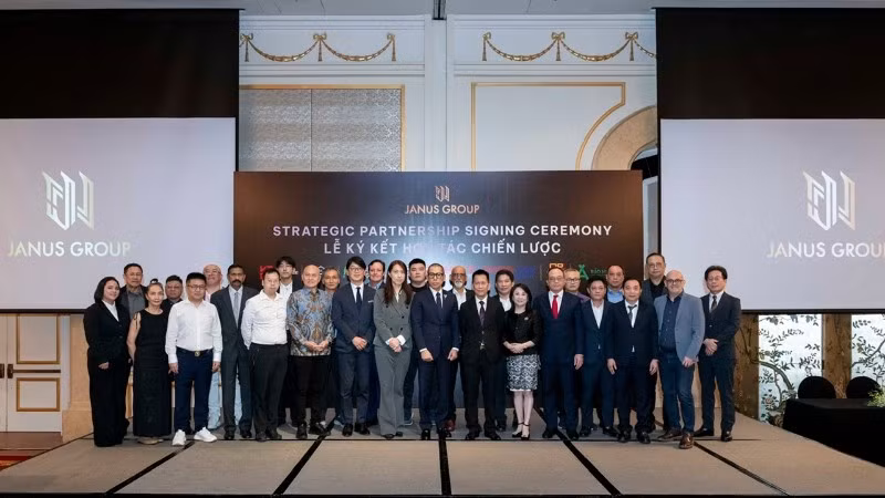 Hội đồng quản trị Janus Group cùng các đối tác trong và ngoài nước tại lễ ký kết.