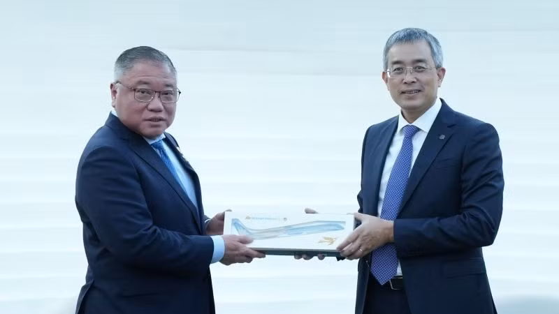 5-ong-dang-ngoc-hoa-chu-tich-hoi-dong-quan-tri-vietnam-airlines-tang-qua-luu-niem-cho-ong-dato-sri-tiong-king-sing-bo-truong-bo-du-lich-nghe-thuat-va-van-hoa-malaysia-1049.jpg