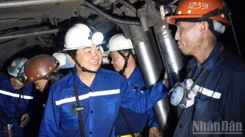 Bí thư Đảng ủy, Chủ tịch Hội đồng thành viên Tập đoàn Tập đoàn Công nghiệp Than-Khoáng sản Việt Nam Ngô Hoàng Ngân kiểm tra hiện trường sản xuất tại Lò chợ giá xích M6-6A VM do Phân xưởng Khai thác 7 (Công ty Than Mông Dương) quản lý.