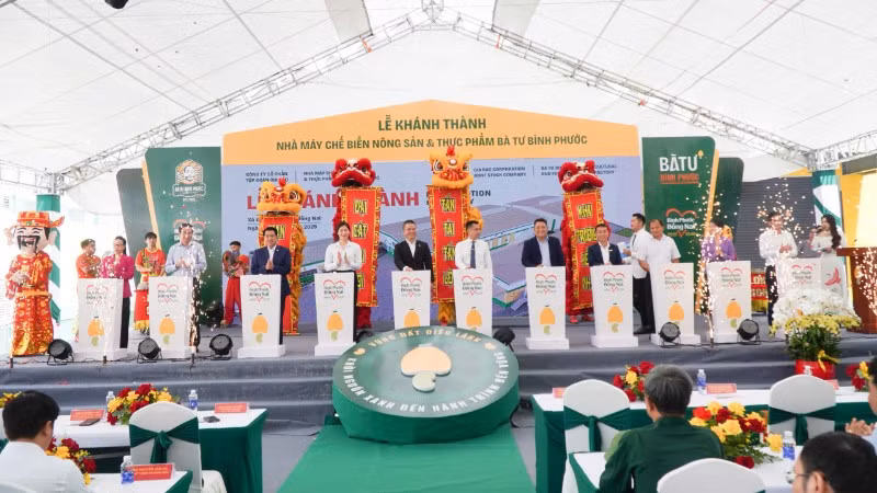 Các đại biểu nhấn nút khánh thành Nhà máy Chế biến Nông sản và Thực phẩm Bà Tư Bình Phước (Ảnh: BÙI DUYÊN)