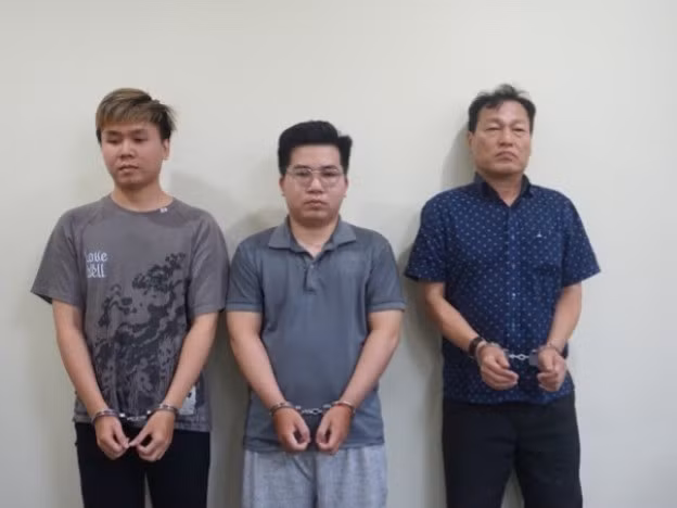 Các đối tượng từ trái qua: Nguyễn Hoàng Tân, Nguyễn Đức Minh, Lê Văn Cần. (Ảnh: Công an cung cấp)
