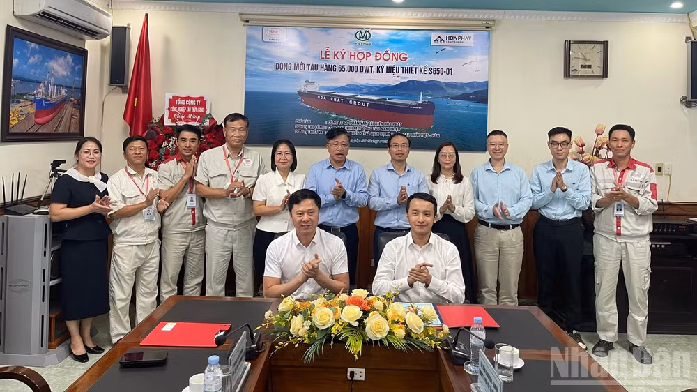 NASICO ký hợp đồng đóng mới tàu hàng 65.000DWT, ký hiệu thiết kế S650-01 cho đối tác Công ty cổ phần Vận tải biển Hoà Phát. (Ảnh: HỒNG TRÂM).