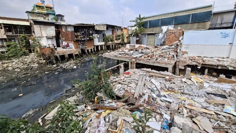 Đến năm 2030, Thành phố Hồ Chí Minh nâng mục tiêu di dời thêm 20.000 căn nhà trên và ven kênh rạch.