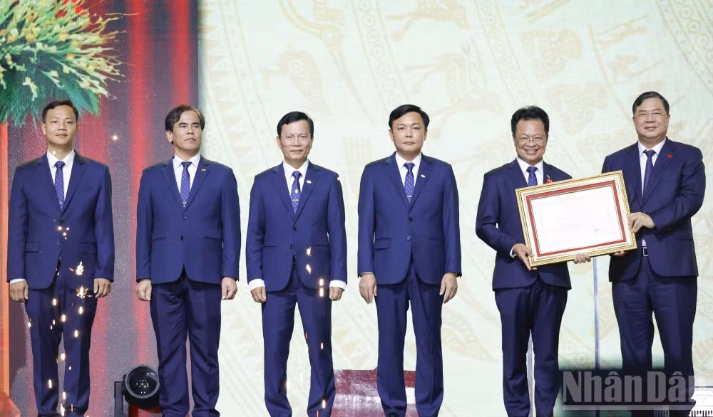 Thay mặt lãnh đạo Đảng, Nhà nước, Phó Thủ tướng Thường trực Phạm Gia Túc trao Huân chương Lao động hạng Ba, phần thưởng cao quý của Đảng, Nhà nước tặng Tập đoàn Đường sắt quốc gia Việt Nam và đồng chí Đặng Sỹ Mạnh, Bí thư Đảng ủy, Chủ tịch Hội đồng thành viên Tập đoàn. (Ảnh: NHẬT MINH)