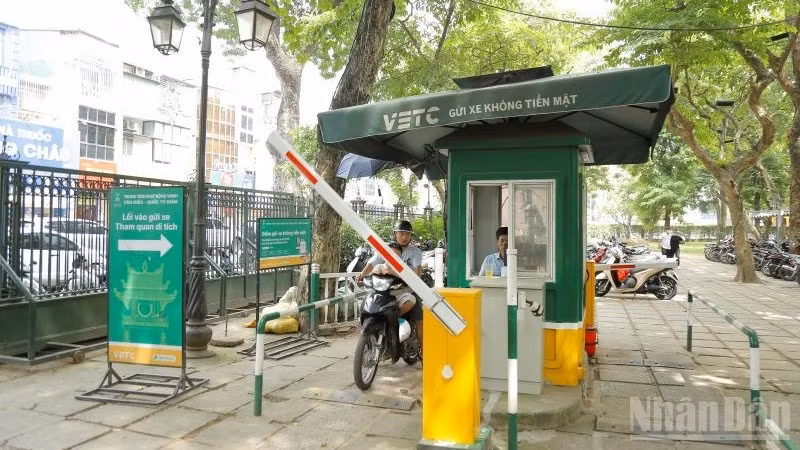 Từ ngày 1/7/2026, Hà Nội chính thức áp dụng thanh toán điện tử không dừng tại 100% bãi đỗ xe và điểm trông giữ ô-tô được cấp phép trên địa bàn.