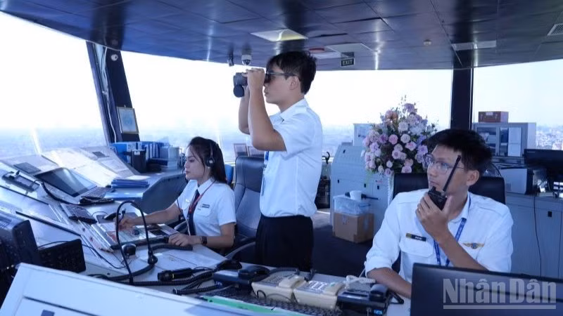 Kíp trực kiểm soát không lưu tại Cảng hàng không quốc tế Cát Bi duy trì chế độ trực, bảo đảm an toàn hoạt động bay trước diễn biến của bão số 1.