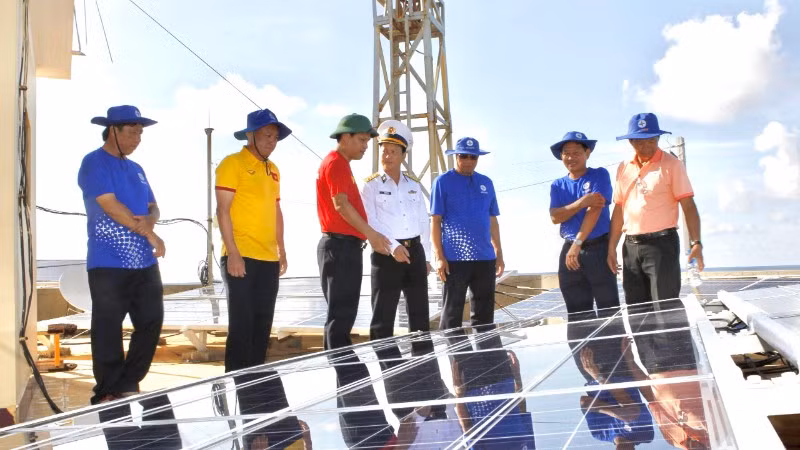Đoàn công tác của Tập đoàn Điện lực Việt Nam các đơn vị thành viên trong chuyến khảo sát, lắp đặt năng lượng mặt trời tại Trường Sa (tháng 4/2024).