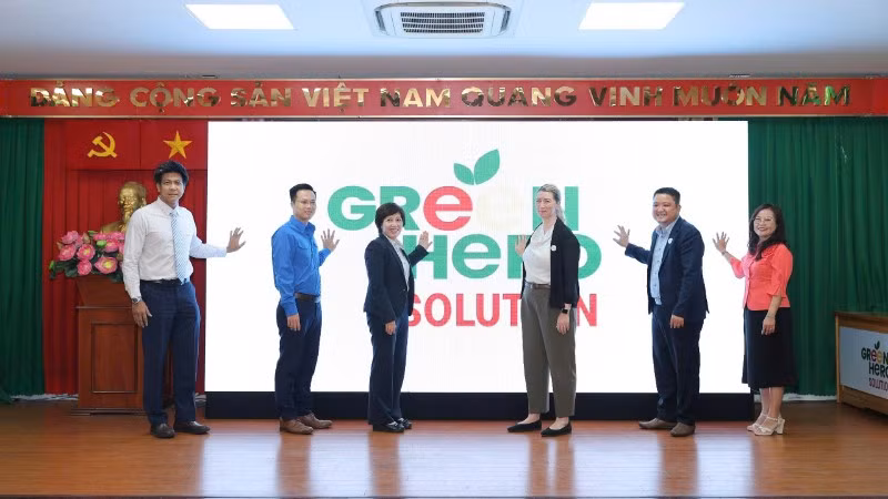 Các đại biểu thực hiện nghi thức ra mắt dự án Green Hero Solution.