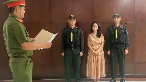 Bị can Nguyễn Thị Hiền tại cơ quan chức năng. (Ảnh: Công an Thành phố Hồ Chí Minh)