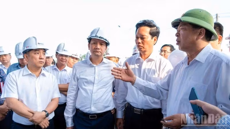 Bộ trưởng Xây dựng Trần Hồng Minh (mũ cối, ngoài cùng bên phải) kiểm tra tiến độ thi công dự án đường cao tốc Thành phố Hồ Chí Minh-Long Thành-Dầu Giây.