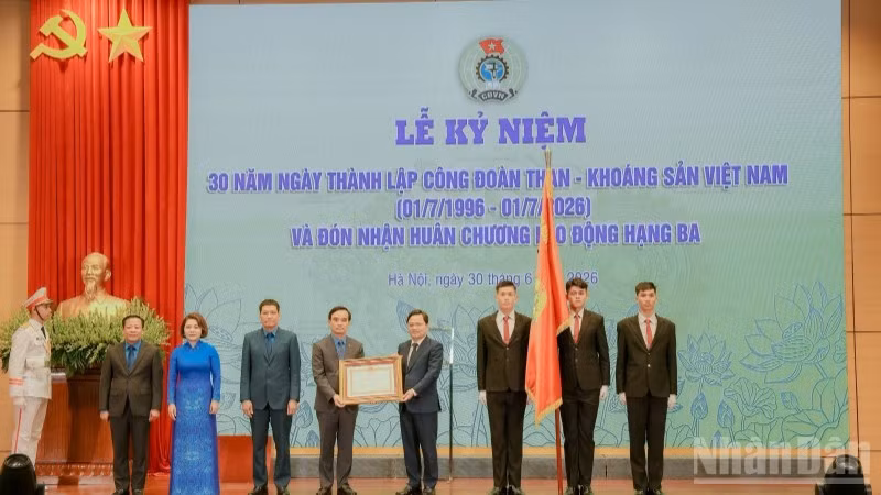 Đồng chí Nguyễn Anh Tuấn, Ủy viên Trung ương Đảng, Chủ tịch Tổng Liên đoàn Lao động Việt Nam trao Huân chương Lao động hạng Ba (lần thứ hai) cho Công đoàn Than-Khoáng sản Việt Nam. 