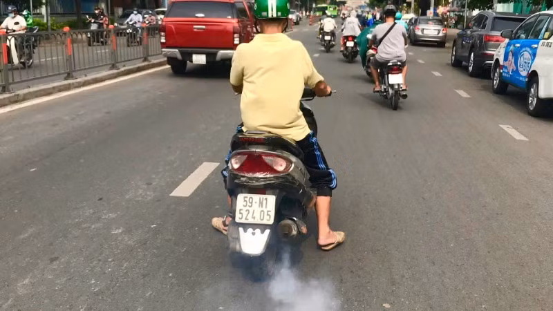 Phương tiện giao thông là một trong những nguồn gây ô nhiễm không khí lớn tại các đô thị lớn. (Ảnh: QUANG ĐỊNH)