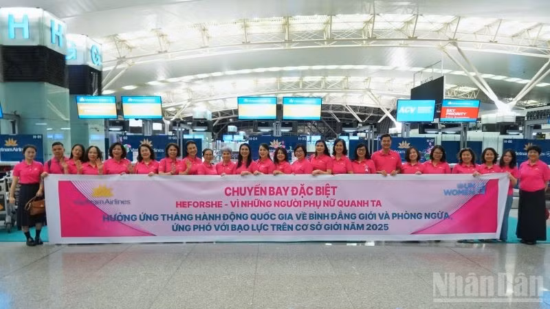 Đại diện Vietnam Airlines, UN Women và các đơn vị đồng hành chụp ảnh lưu niệm tại sân bay Nội Bài trước chuyến bay đặc biệt HeForShe - “Bình đẳng giới vì những người phụ nữ quanh ta”.