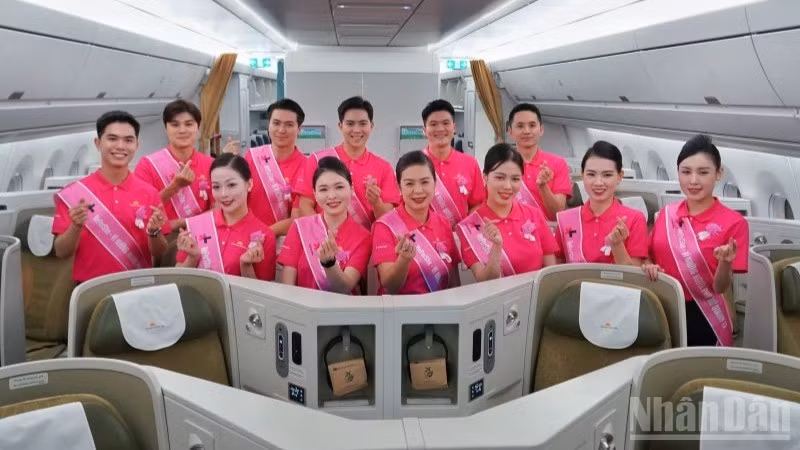 ndo_br_7-phi-hanh-doan-vietnam-airlines-trong-trang-phuc-ao-hong-heforshe-gui-thong-diep-binh-dang-gioi-va-ton-vinh-phu-nu-5449.jpg