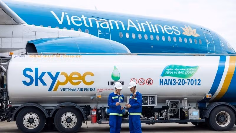 Các hãng hàng không thuộc IATA đặt mục tiêu đạt phát thải ròng bằng 0 (Net Zero) vào năm 2050, trong đó nhiên liệu hàng không bền vững (SAF) dự kiến đóng góp tới 65% mức giảm phát thải cần thiết. (Ảnh: TRUNG PHONG)
