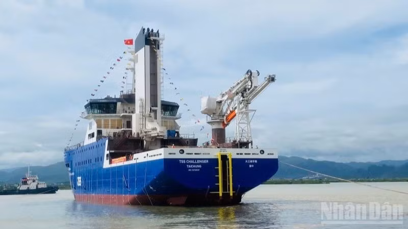 Công ty Đóng tàu Hạ Long hạ thủy thành công tàu dịch vụ vận hành và bảo dưỡng điện gió ngoài khơi CSOV 9020.