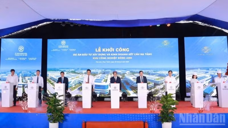 Các đại biểu thực hiện nghi thức bấm nút khởi công dự án đầu tư xây dựng và kinh doanh kết cấu hạ tầng Khu công nghiệp Đông Anh.