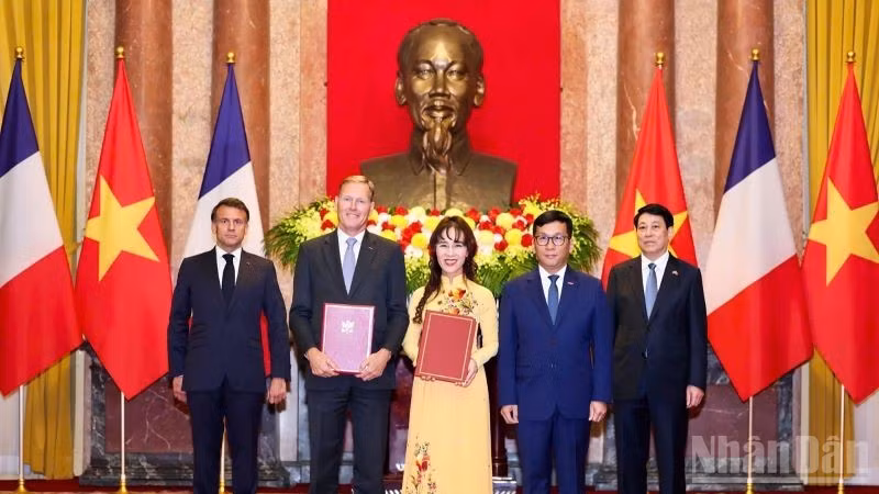 Vietjet đặt hàng thêm 20 tàu bay thân rộng A330neo của Airbus dưới sự chứng kiến của Tổng thống Pháp Macron và Chủ tịch nước Lương Cường.