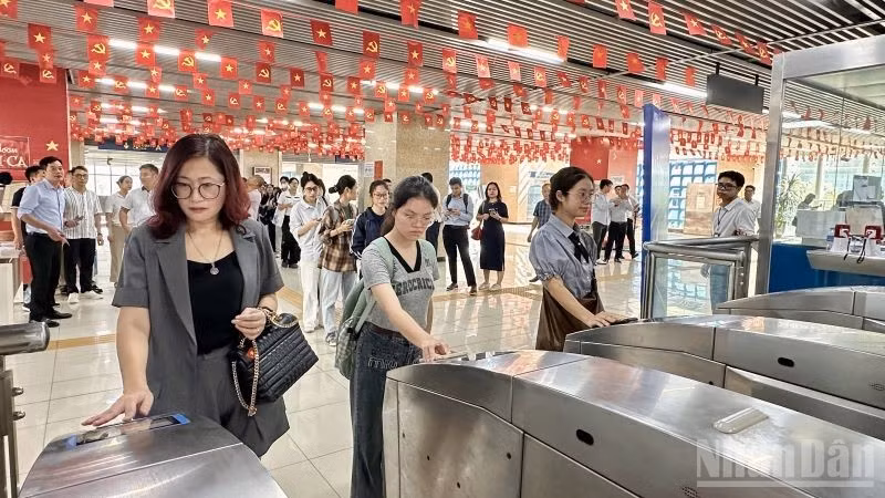 Hà Nội Metro phối hợp các đơn vị liên quan triển khai thử nghiệm giải pháp định danh, xác thực điện tử và nhận diện sinh trắc học trên toàn tuyến đường sắt đô thị số 2A Cát Linh-Hà Đông.