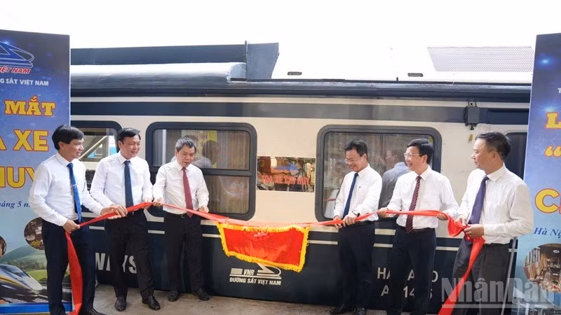 Các đại biểu cắt băng ra mắt đoàn tàu chuyên xa hiện đại, tích hợp công nghệ số.