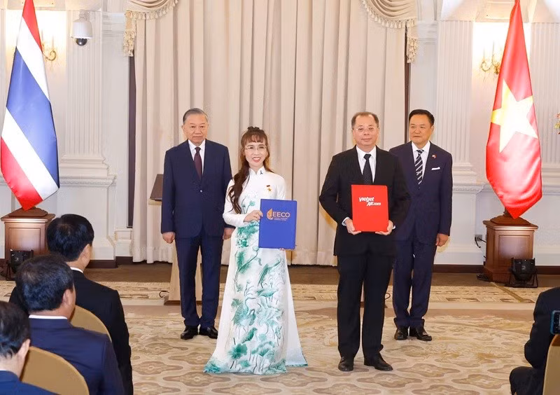 Vietjet và Văn phòng Hành lang Kinh tế phía Đông EECO thuộc Chính phủ Thái Lan trao thỏa thuận hợp tác phát triển trung tâm kỹ thuật tàu bay MRO tại sân bay quốc tế U-Tapao, Thái Lan.