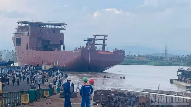 Hạ thủy thành công tàu dịch vụ năng lượng vượt tiến độ 1 tháng.