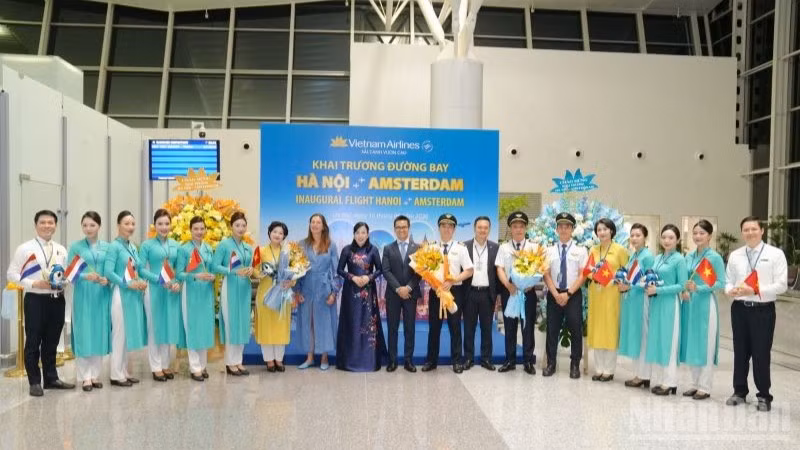 Vietnam Airlines chính thức khai trương đường bay thẳng Hà Nội-Amsterdam, đánh dấu lần đầu tiên ngành hàng không Việt Nam có đường bay trực tiếp tới Hà Lan.