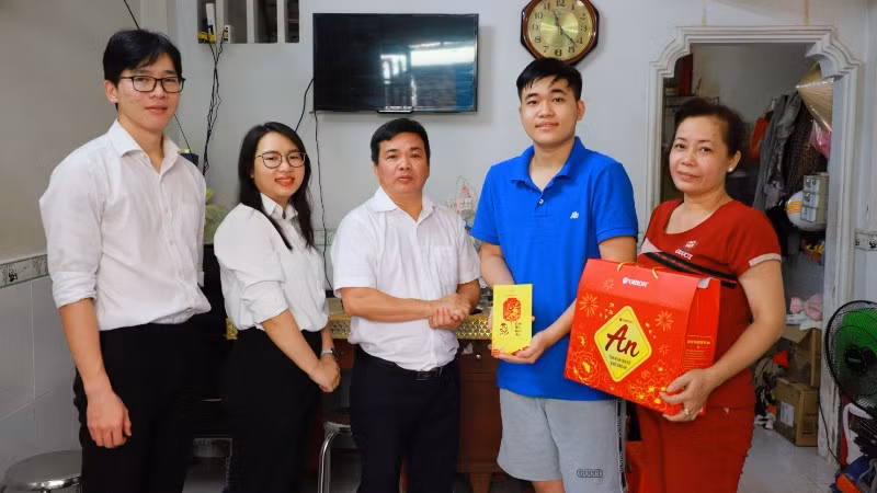 Đoàn EVNGENCO3 thăm, tặng quà Tết gia đình em Tạ Thành Trung, sinh viên Đại học Nông Lâm Thành phố Hồ Chí Minh.