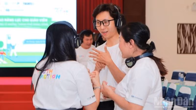 ndo_br_cac-thay-co-thao-luan-soi-noi-trong-chuong-trinh-9359.jpg