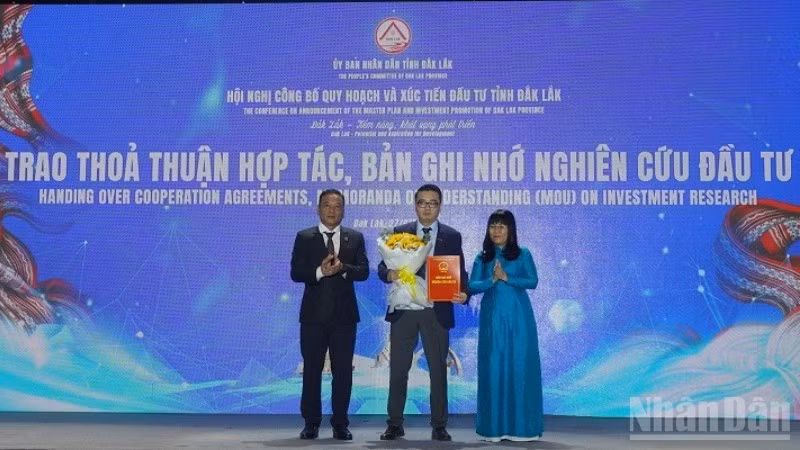 Lãnh đạo tỉnh Đắk Lắk trao Bản ghi nhớ nghiên cứu đầu tư cho đại diện tập đoàn Central Retail Việt Nam.