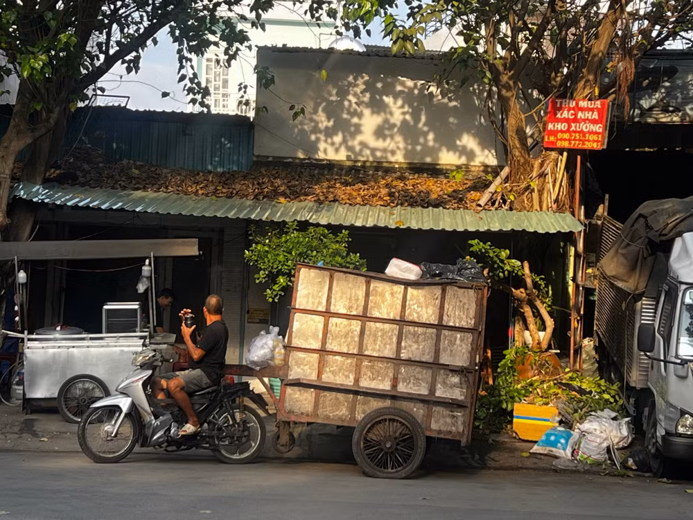 xe-thu-gom-rac-sinh-hoat-trong-khu-dan-cu.jpg