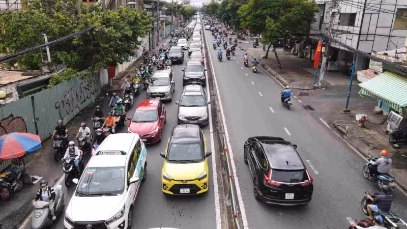 Tuyến đường Nguyễn Tất Thành thường diễn ra tình trạng quá tải giao thông. (Ảnh: ANH TÚ)