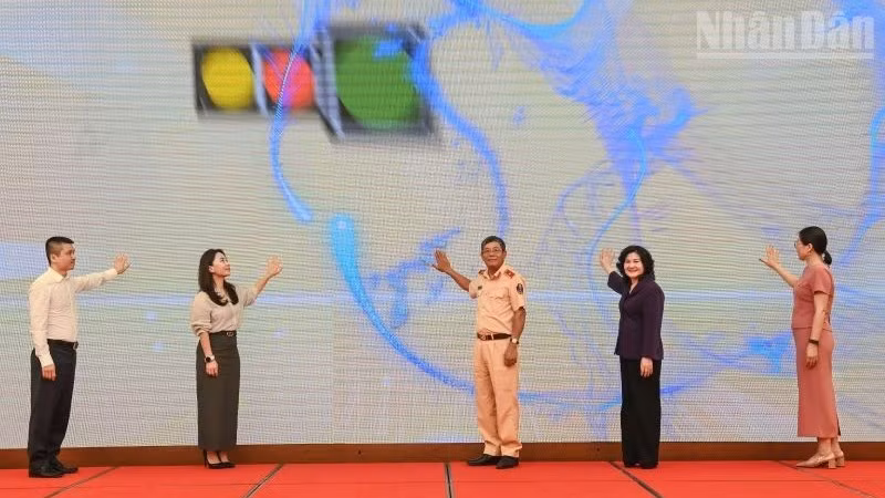 Các đại biểu nhấn nút phát động Cuộc thi về trật tự an toàn giao thông.