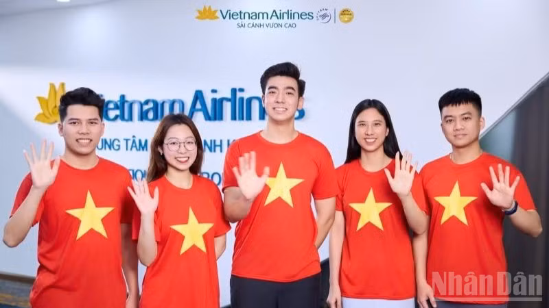 ndo_br_anh-hai-phuong-dung-giua-chup-cung-dong-nghiep-nhan-dip-ky-niem-50-nam-ngay-giai-phong-mien-nam-thong-nhat-dat-nuoc-5996.jpg