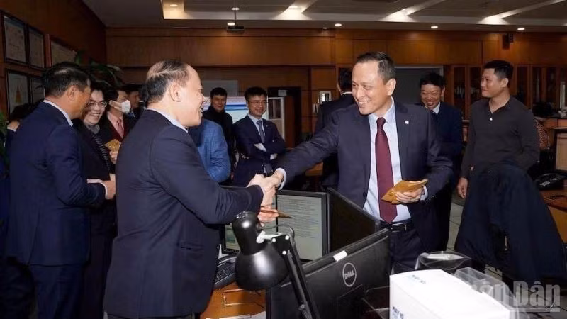 Tổng Giám đốc Vietnam Airlines Lê Hồng Hà chúc Tết cán bộ, nhân viên tại Trung tâm Điều hành khai thác (OCC).