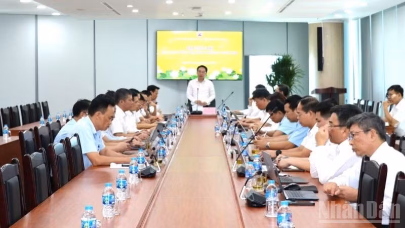 Ông Nguyễn Huy Nam, Phó Tổng Giám đốc TKV, Giám đốc Trung tâm Điều hành sản xuất tại Quảng Ninh chủ trì hội nghị.