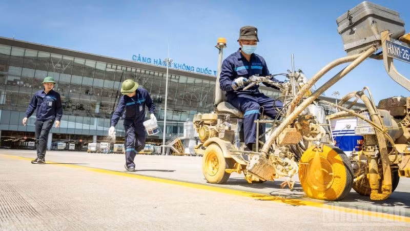 Dù dưới chân là nền nhiệt 71 độ C, bên trên nắng xối cháy da, nhưng tất cả các công đoạn vẫn được triển khai tỉ mẩn, tuân thủ nghiêm ngặt quy trình an toàn.