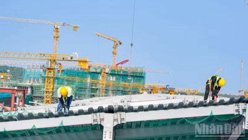 Công nhân thi công Trung tâm hội nghị và Triển lãm APEC Phú Quốc.