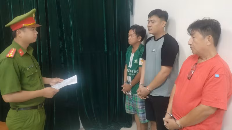 Các đối tượng tại cơ quan chức năng. (Ảnh: Công an cung cấp)