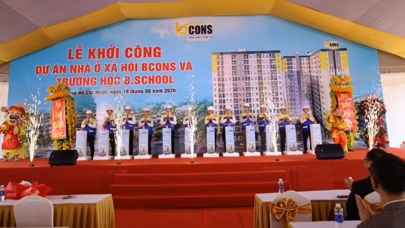 Các đại biểu thực hiện nghi thức khởi công dự án. 