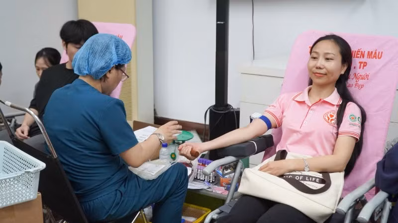 Chương trình thu hút đông đảo người dân hai quốc gia tham gia hiến máu.