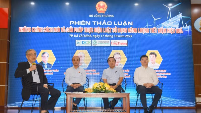 Các chuyên gia, đại diện các đơn vị trao đổi tại Diễn đàn “Sử dụng năng lượng tiết kiệm, hiệu quả: Thành quả và mục tiêu trong kỷ nguyên vươn mình”. (Ảnh: MINH KHUÊ)