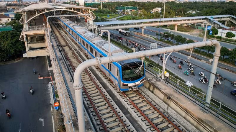 Vận tải hành khách công cộng bằng metro góp phần giảm phát thải ô nhiễm không khí. Trong ảnh: Tuyến metro số 1 Bến Thành-Suối Tiên.