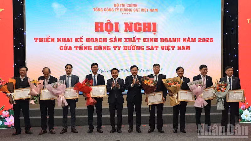 Trao bằng khen của Bộ Xây dựng cho các tập thể có thành tích.
