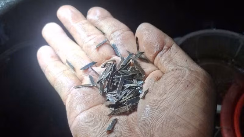 Các miếng sắt được cắt nhọn rải trên đường do cơ quan chức năng thu gom được. (Ảnh: Công an cung cấp)