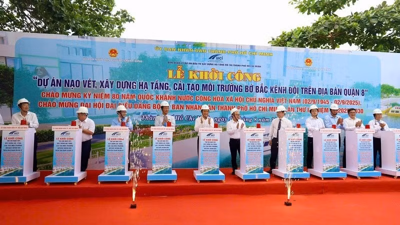 Các đại biểu nhấn lệnh khởi công dự án nạo vét, cải tạo môi trường bờ bắc Kênh Đôi.